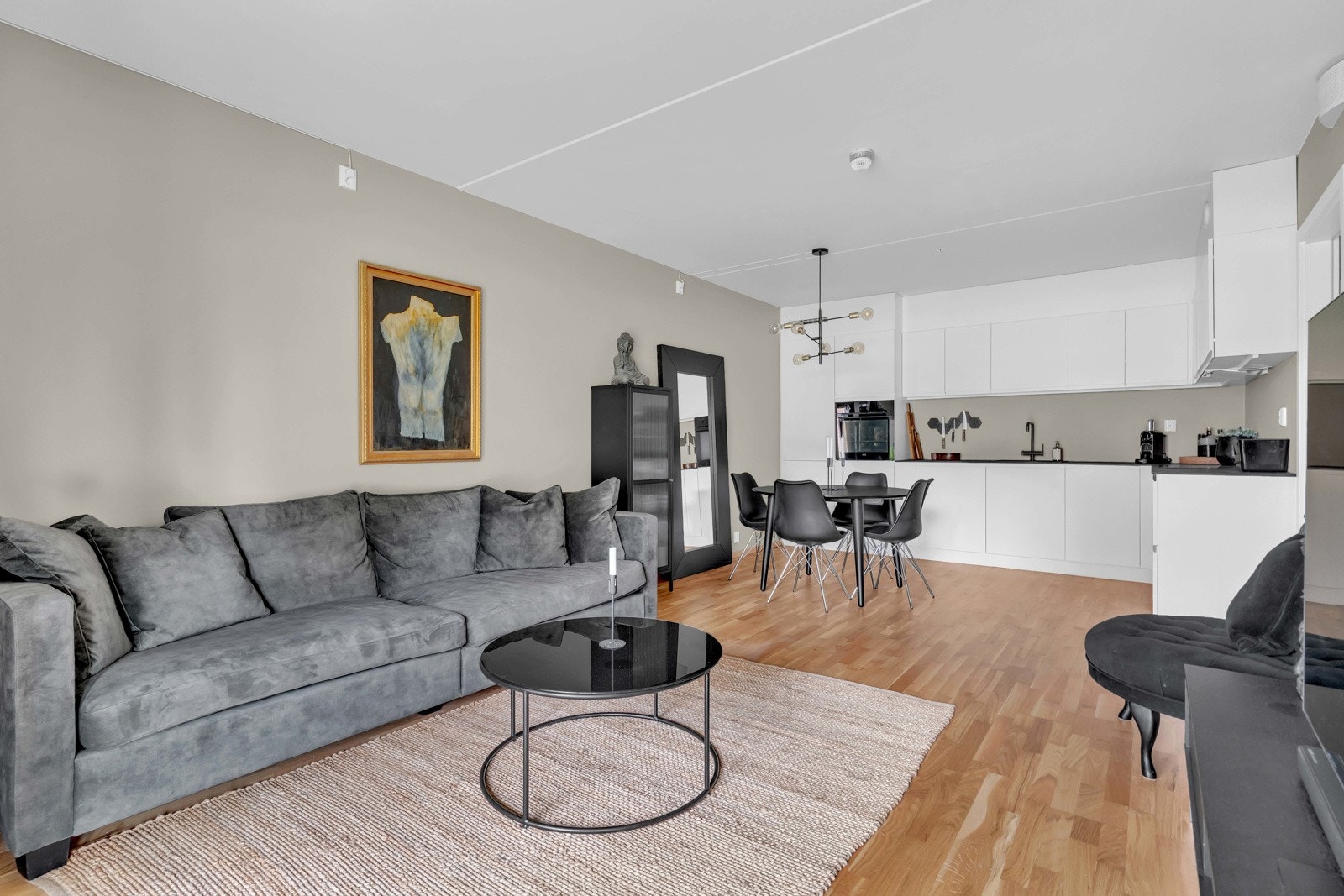 I allrommet er det plass til å innrede sofagruppe, tv-møblement og spisebord. Galleribilde