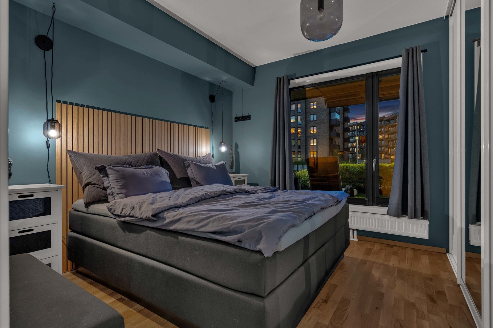 Rommet vender ut mot egen terrasse og hage. Galleribilde