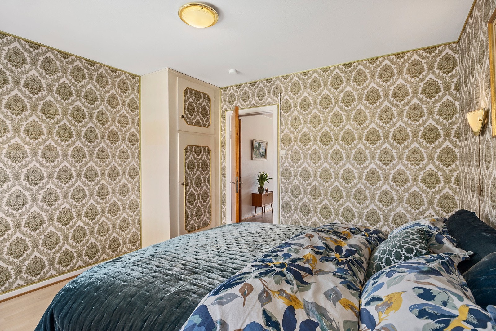 Hovedsoverom med plass til dobbeltseng og nattbord Galleribilde