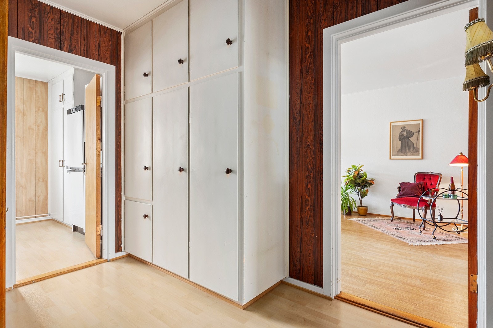 Romslig entre med god plass til å henge fra seg yttertøy i plassbygde skap Galleribilde