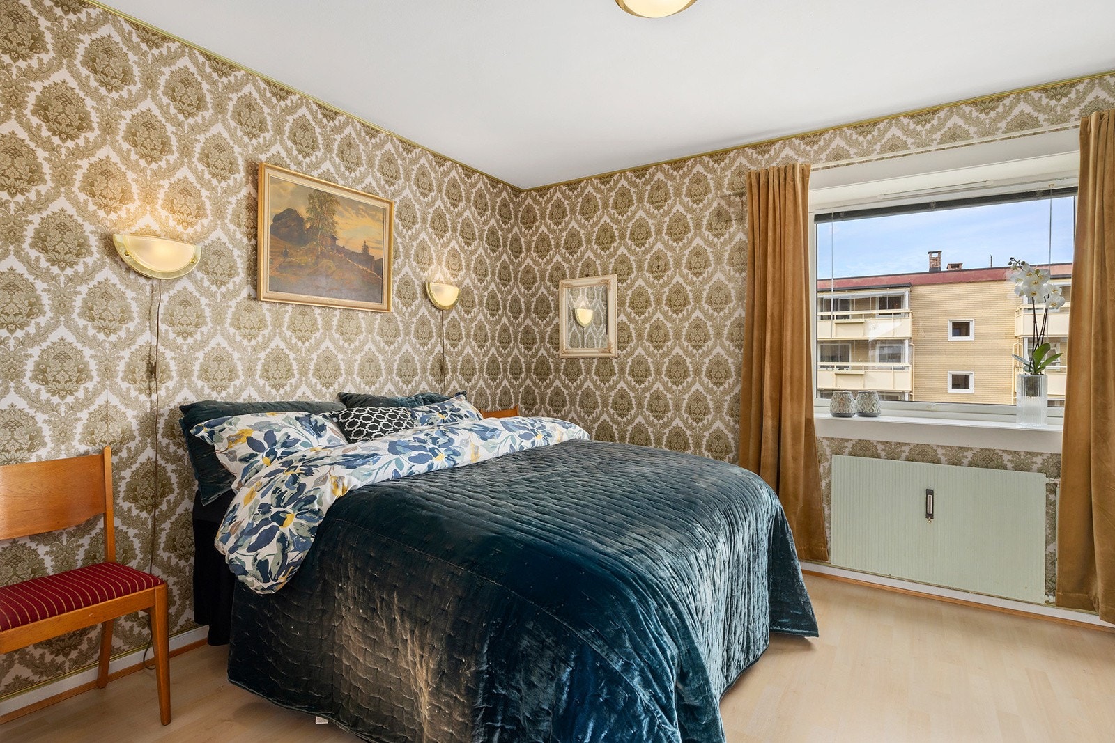 Hovedsoverom med plass til dobbeltseng og nattbord Galleribilde