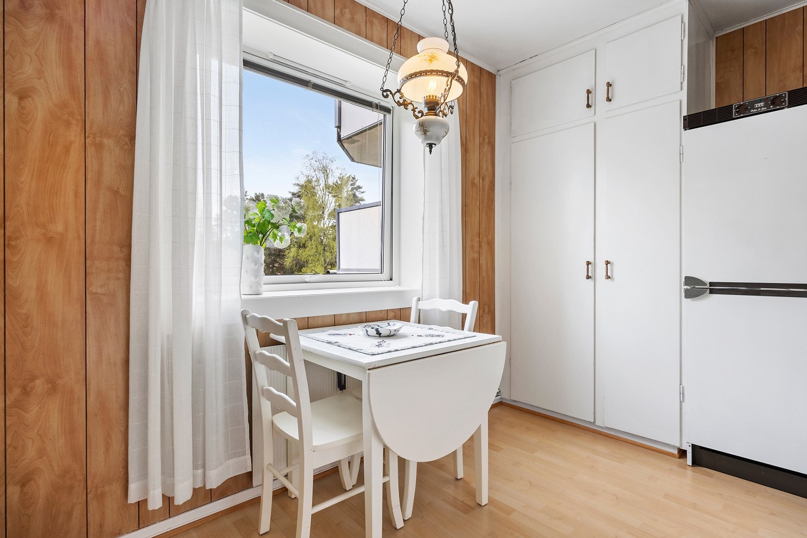 Kjøkken - godt med skap- og benplass Galleribilde