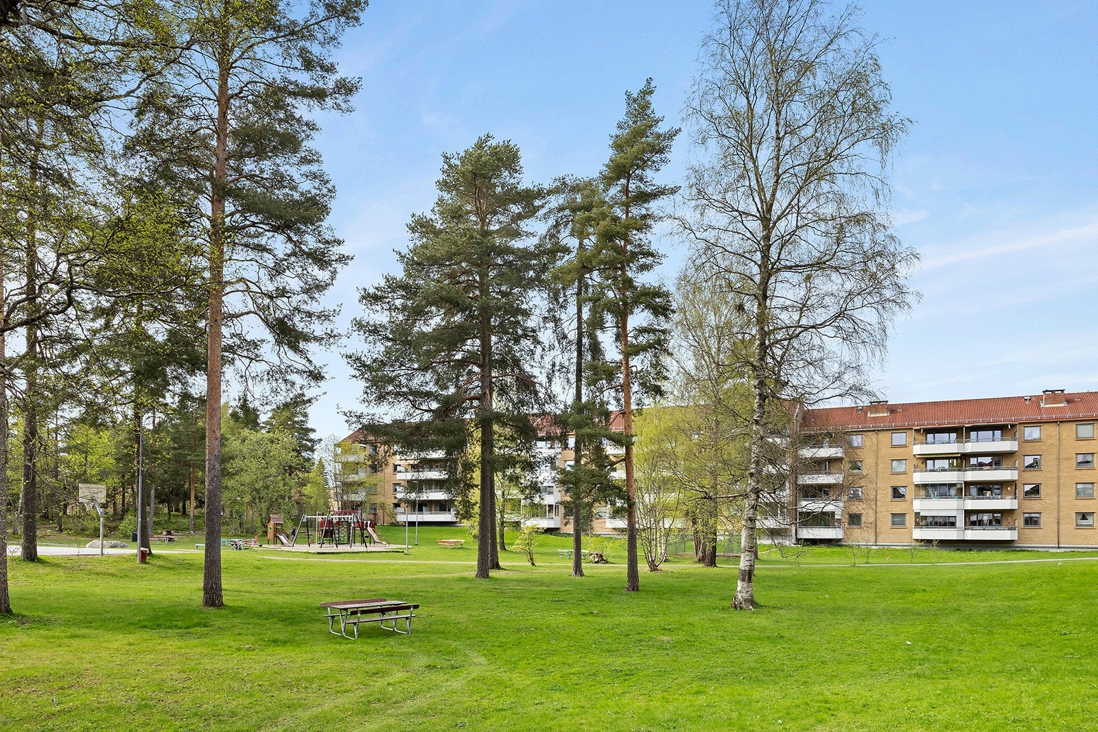 Her bor du sentralt med kort avstand til både nødvendige servicetilbud, flotte naturområder og kollektivforbindelser Galleribilde