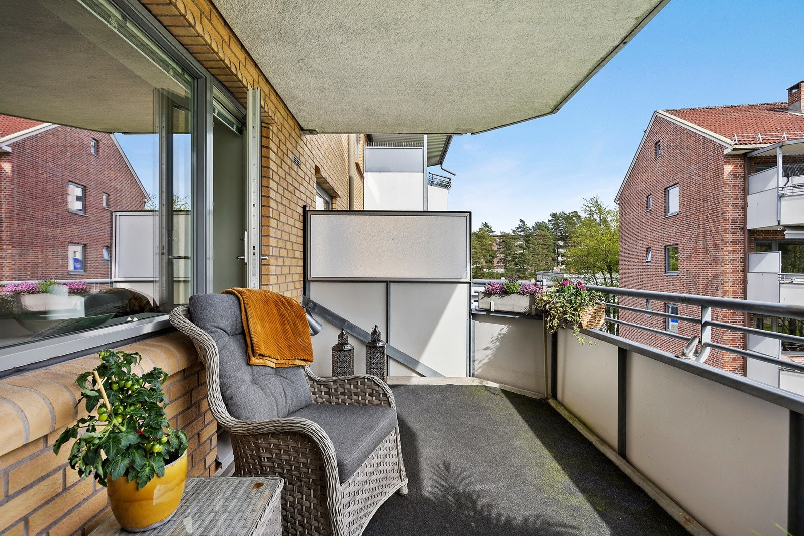 Romslig balkong på 10 kvm med god plass til utemøbler Galleribilde