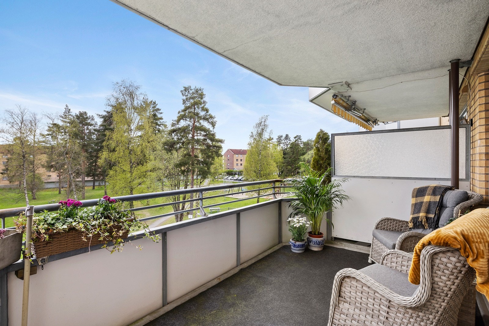 Balkongen har flott utsyn over nærområdet Galleribilde