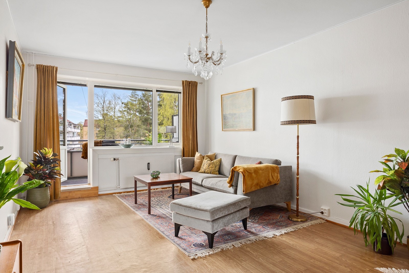 Romslig stue med store vindusflater som slipper inn rikelig med naturlig lys Galleribilde