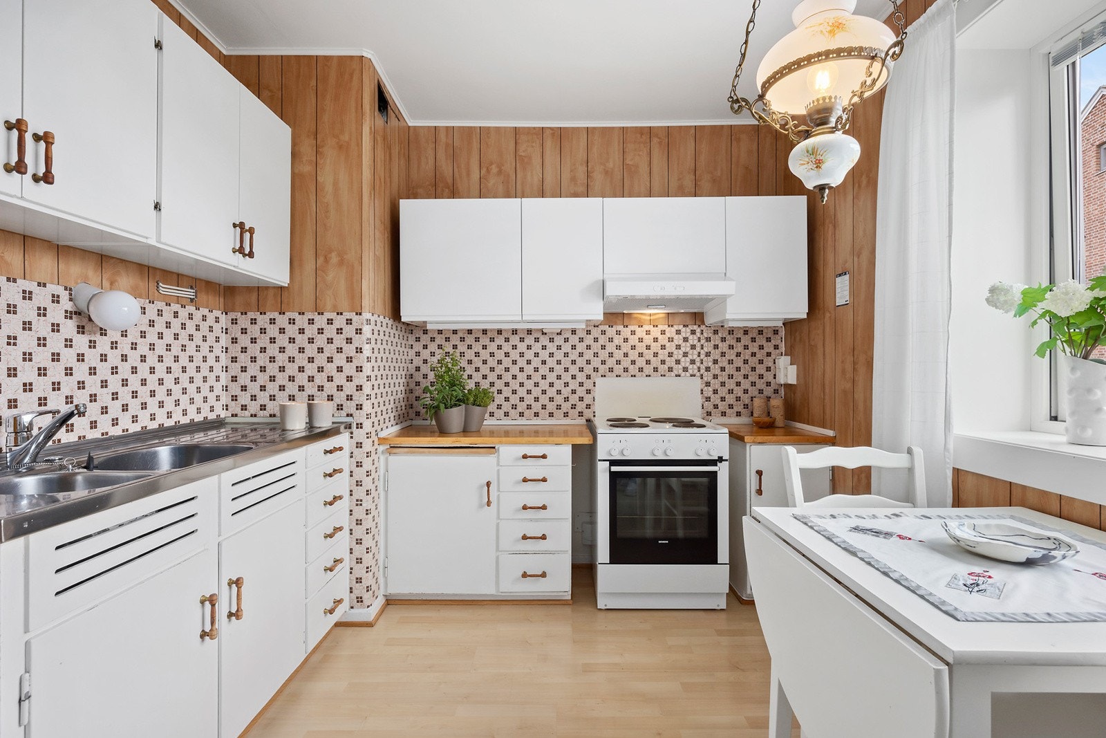 Kjøkken - godt med skap- og benplass Galleribilde