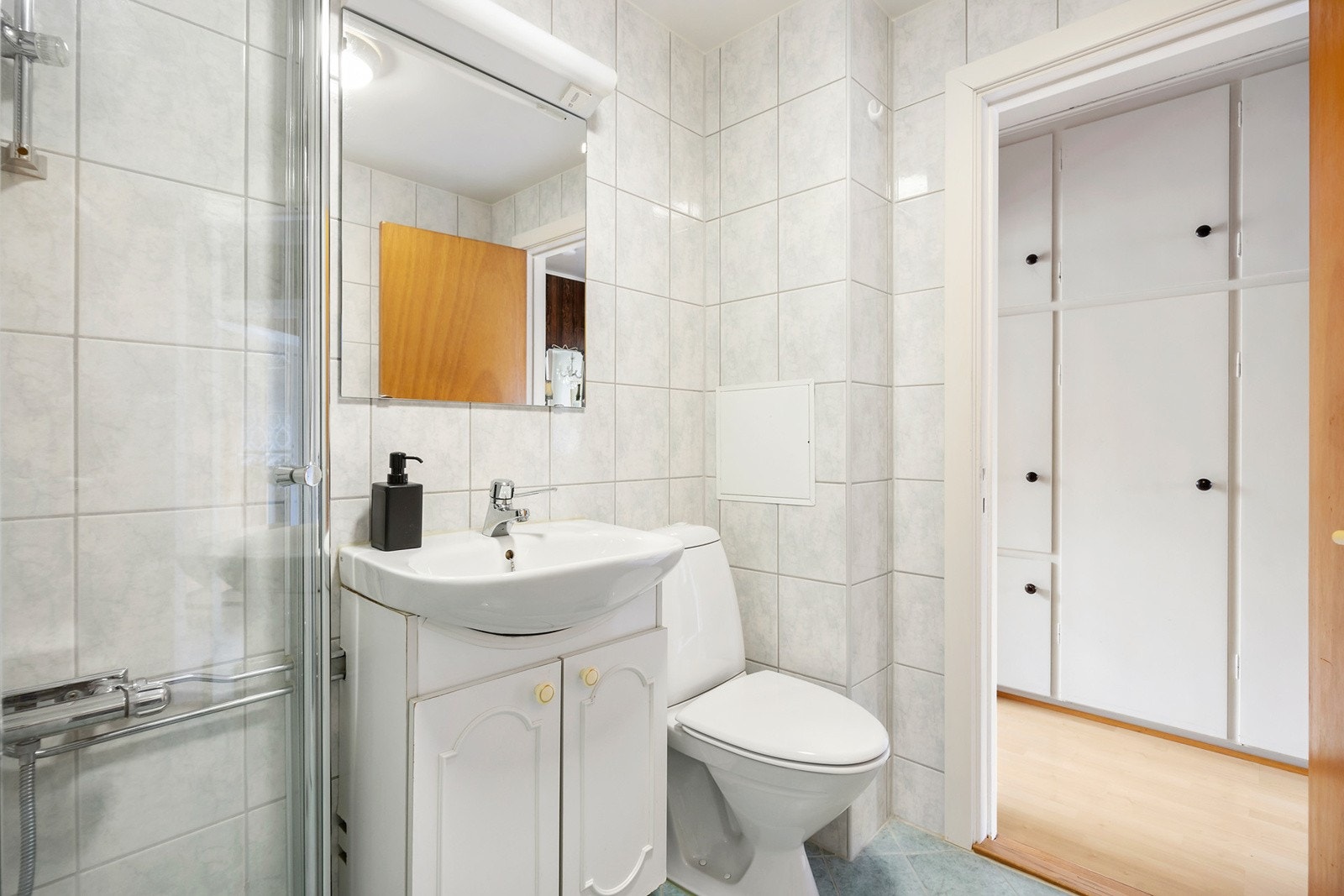 Flislagt bad med gulvvarme renovert i regi borettslaget 2004 Galleribilde