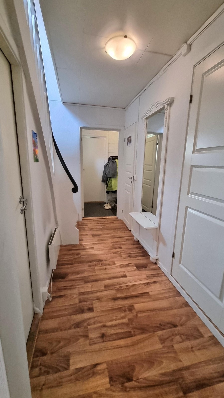 Bod under trapp, bad og WC på høre side Galleribilde
