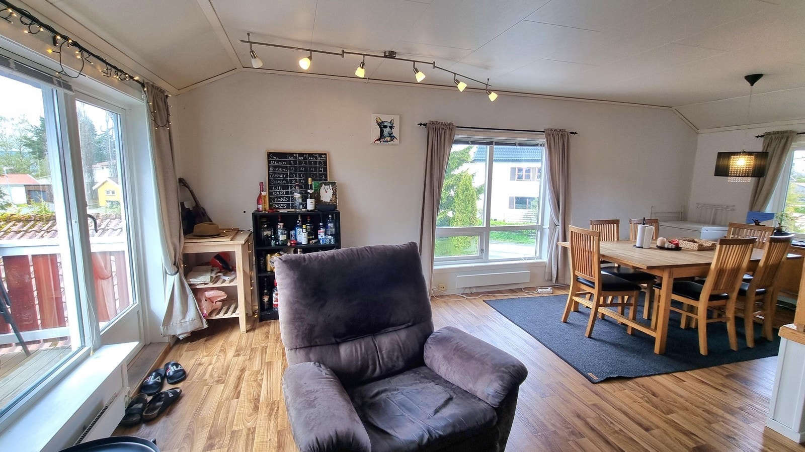 Spisebord med plass til mange, utgang solrik balkong Galleribilde