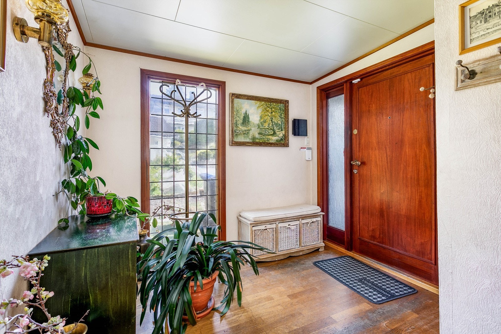 Entreen er et romslig første møte med boligens indre. Her er det god plass til både oppbevaringsmøbler og av-/påkledning. Galleribilde