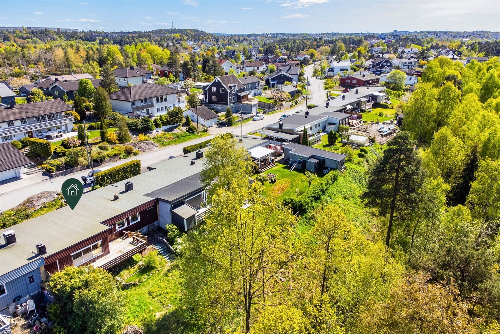 Blant Mosseskogens veletablerte bebyggelse ligger denne husrekken lengst vest. Her er naturterreng tilgjengelig rett fra egen hage. Galleribilde