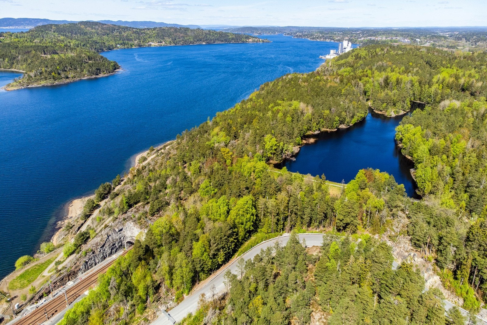 Idylliske Molbekktjern er en kort rusletur unna boligen. Galleribilde
