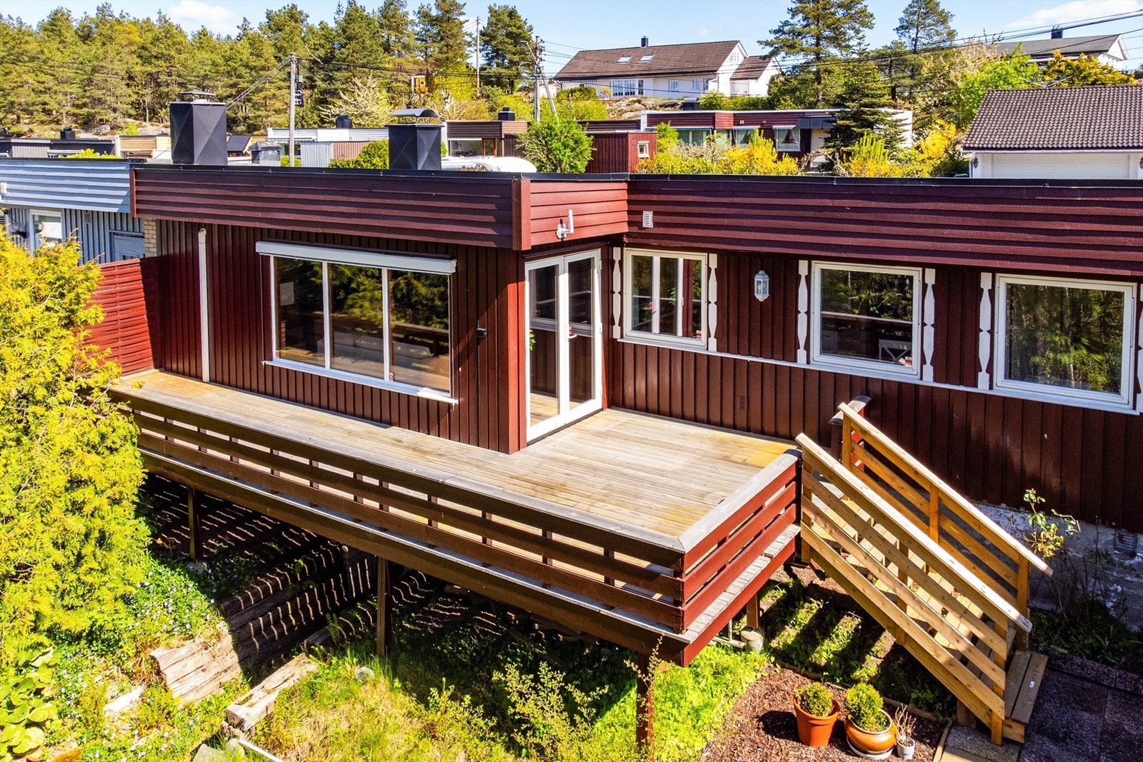 Gjennom 2023 og 2024 ble både terrassebord, håndløper og trapp skiftet ut. Galleribilde