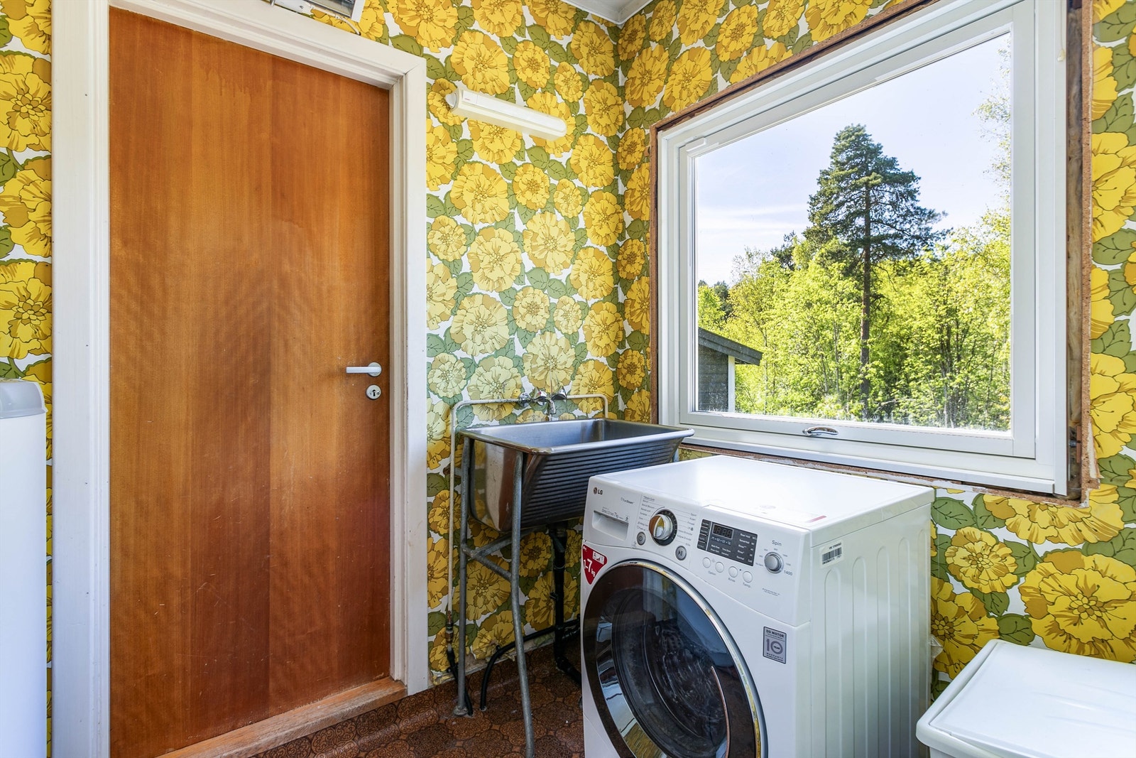 Vaskerommet er fra byggeåret, dels gitt TG 3 og har behov for oppgradering. Innenfor finnes bod på ca. 5 kvm. med trapp til hagen. Galleribilde