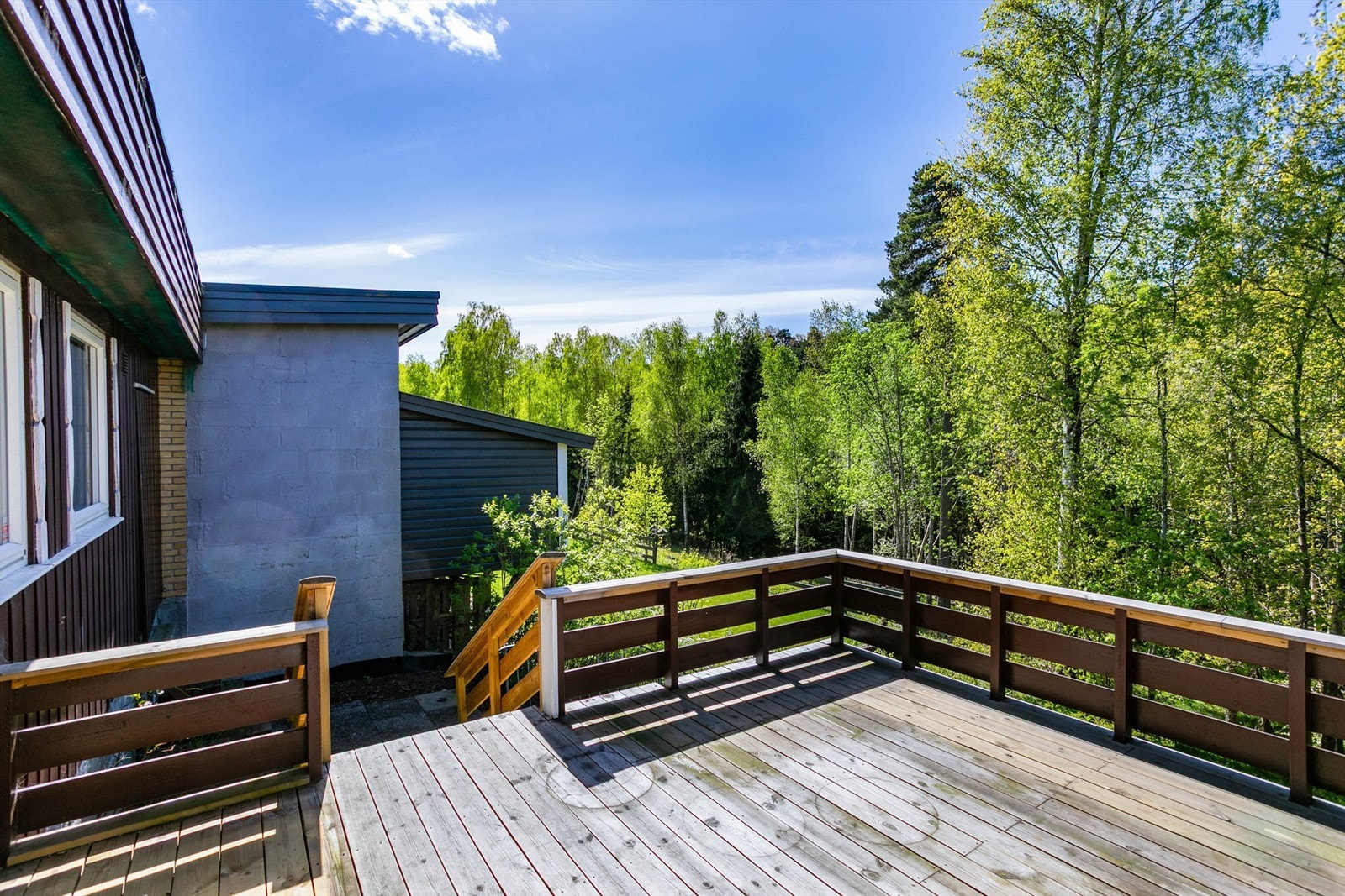 På terrassen kan du sitte utendørs i svært fredelige omgivelser, uten sjenerende innsyn. Galleribilde