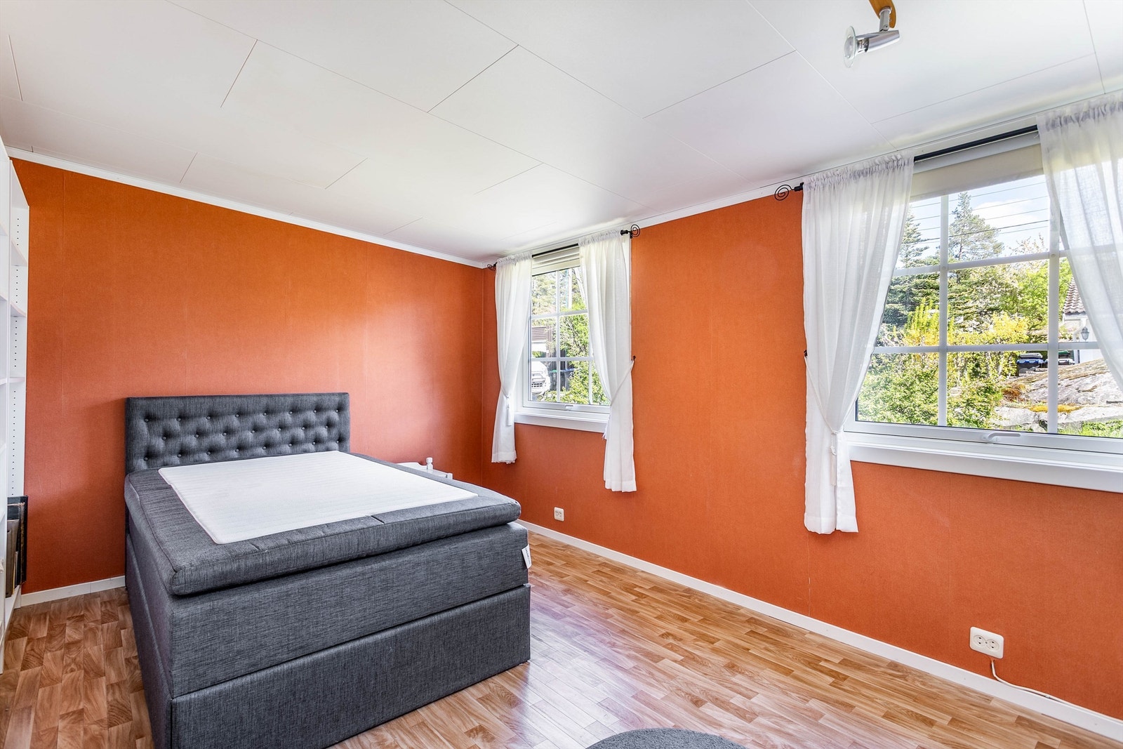 Boligen hadde tidligere tre soverom. To er slått sammen til dette store rommet, men kan med relativt enkle grep tilbakeføres. Galleribilde