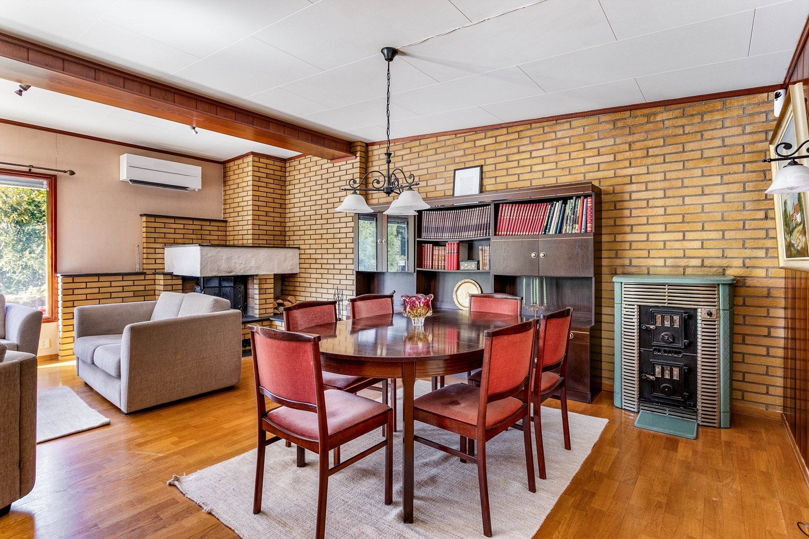 Parkettgulvene er i flere rom gitt TG 3 og gjenstand for utskiftning, blant annet i stuen. Galleribilde