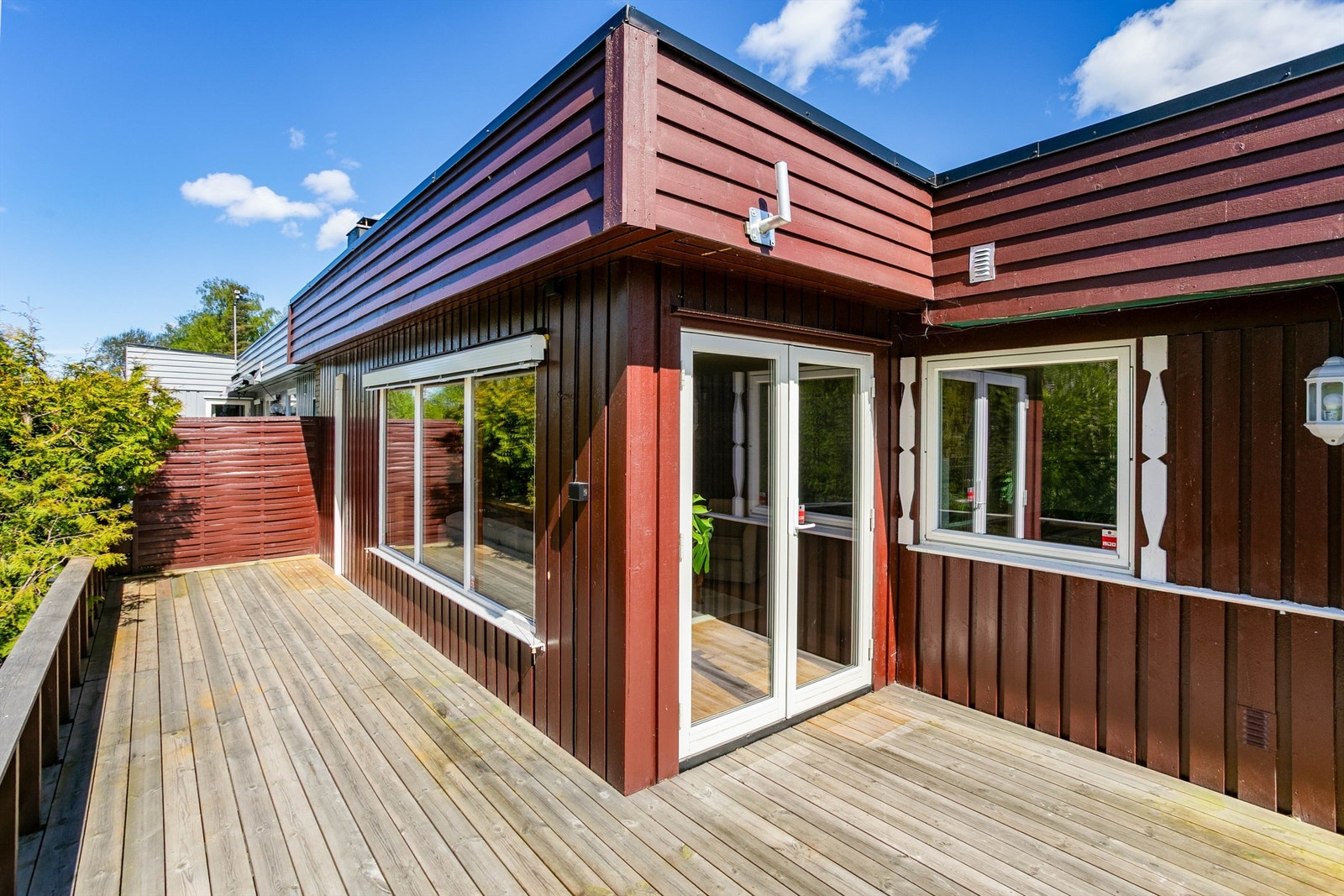 Flere vinduer er skiftet ut på 2000-tallet og datert 2009 samt 2020, deriblant terrassedøren. Galleribilde