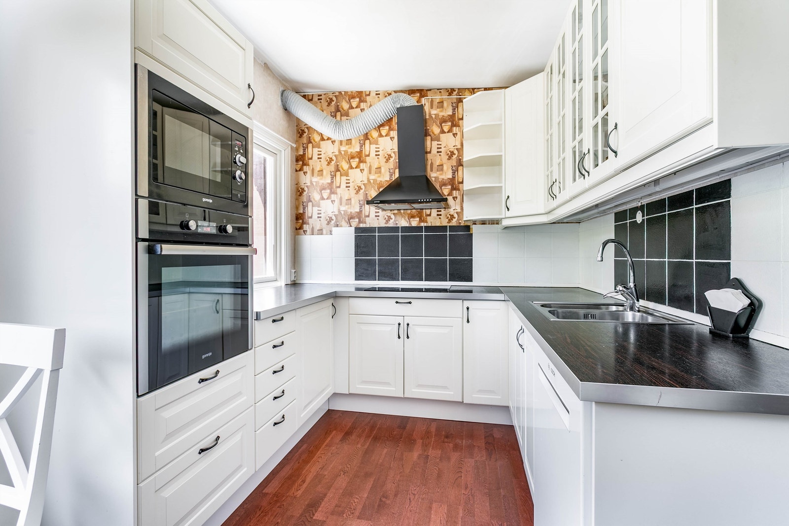 Kjøkkenet er pusset opp i senere år, blant annet med innredning fra IKEA. Galleribilde