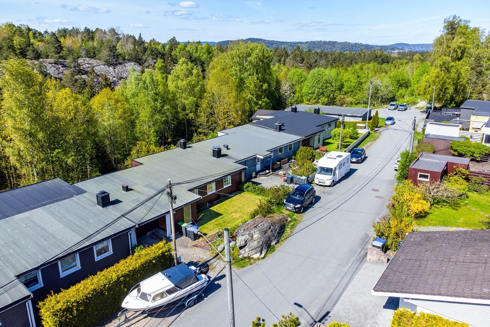 Gamleveien har et fredelig og barnevennlig miljø. Gaten er uten gjennomkjøringsmulighet med bil og ender få meter innenfor 64. Galleribilde