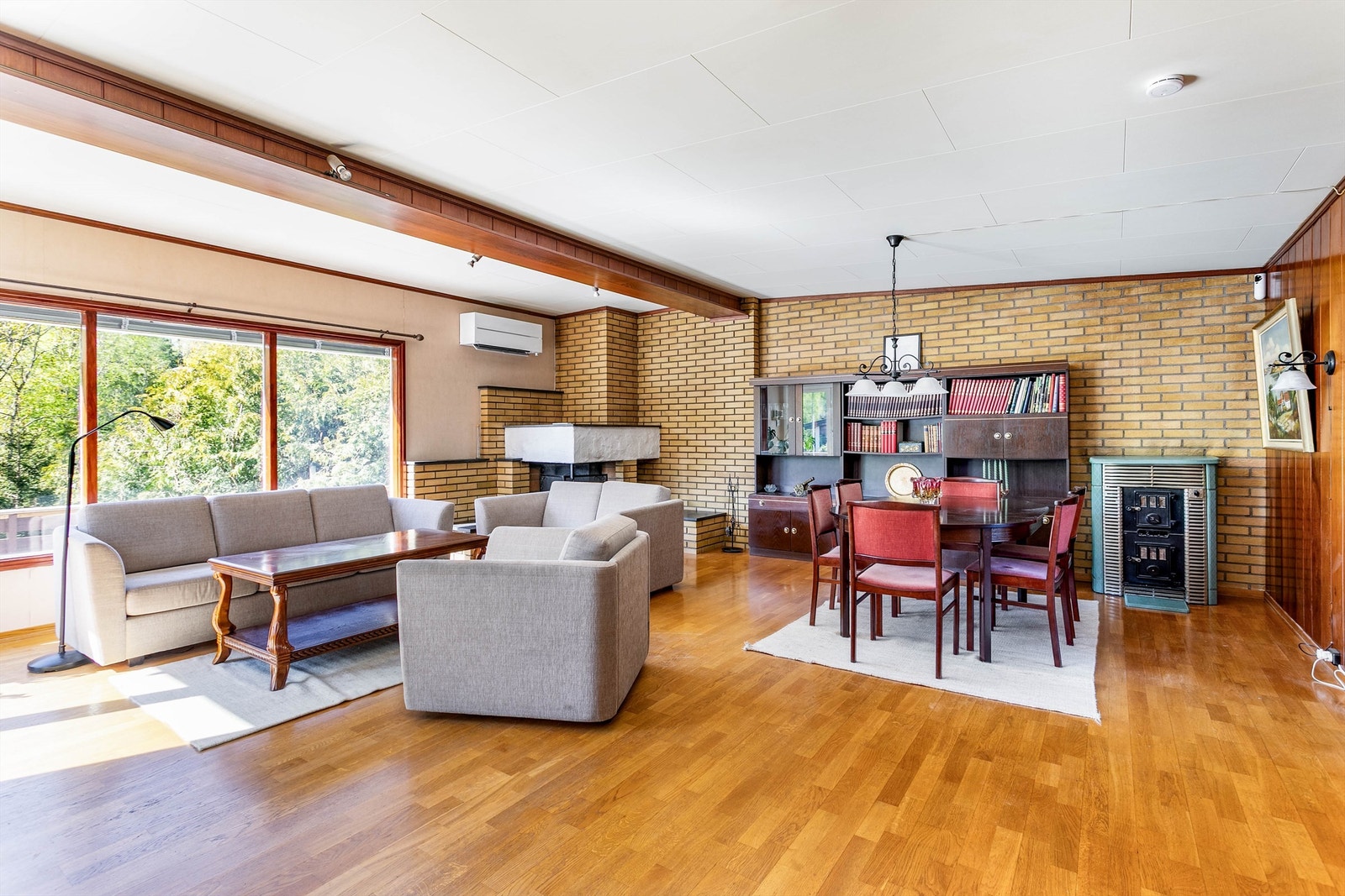 Flere rom har overflater som antas å være fra byggeåret og således utgjør autentiske elementer fra 1960-tallet, stuen inkludert. Galleribilde