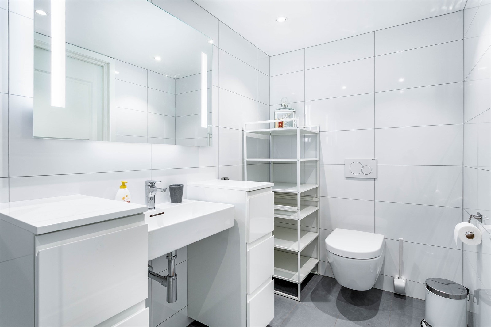 Badet er velholdt etter renovering i 2019 og gitt TG 1. Rommet ble samtidig utvidet til tilstøtende bod, bruksendringen er ikke godkjent. Galleribilde