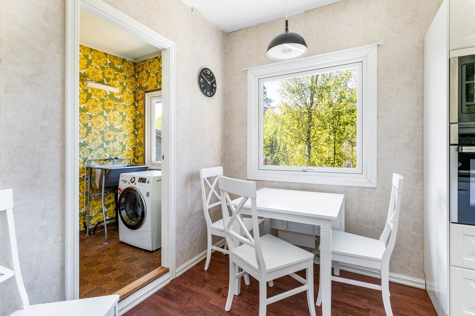 Arealkrevende vaskemaskin har i dag dedikert plass i vaskerommet innenfor kjøkkenet, fremfor på badet. Galleribilde