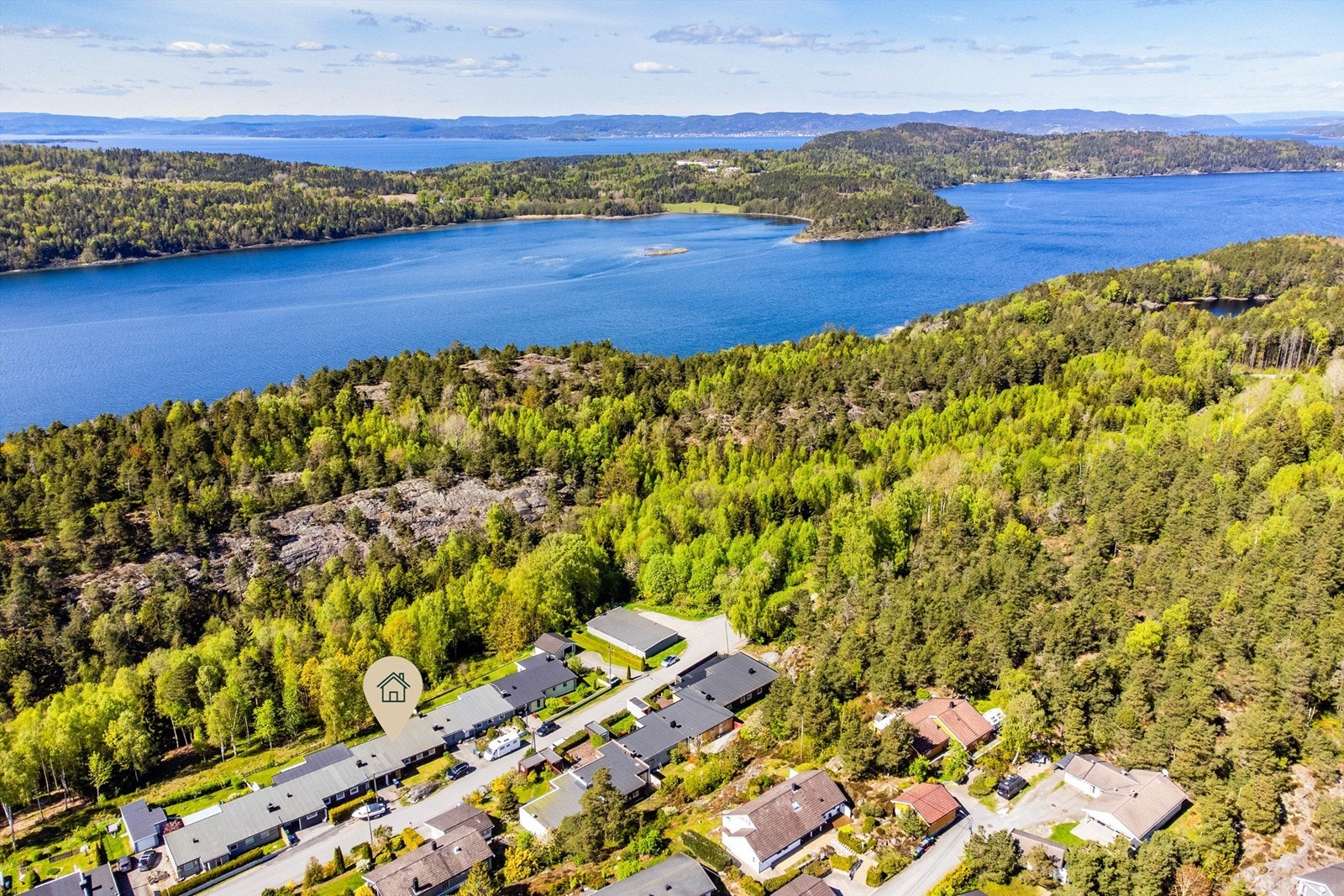Denne kjedede eneboligen fra 1963 er oppriktig tilbaketrukken øverst i Gamleveien, lengst vest på boligområdet Mosseskogen. Galleribilde