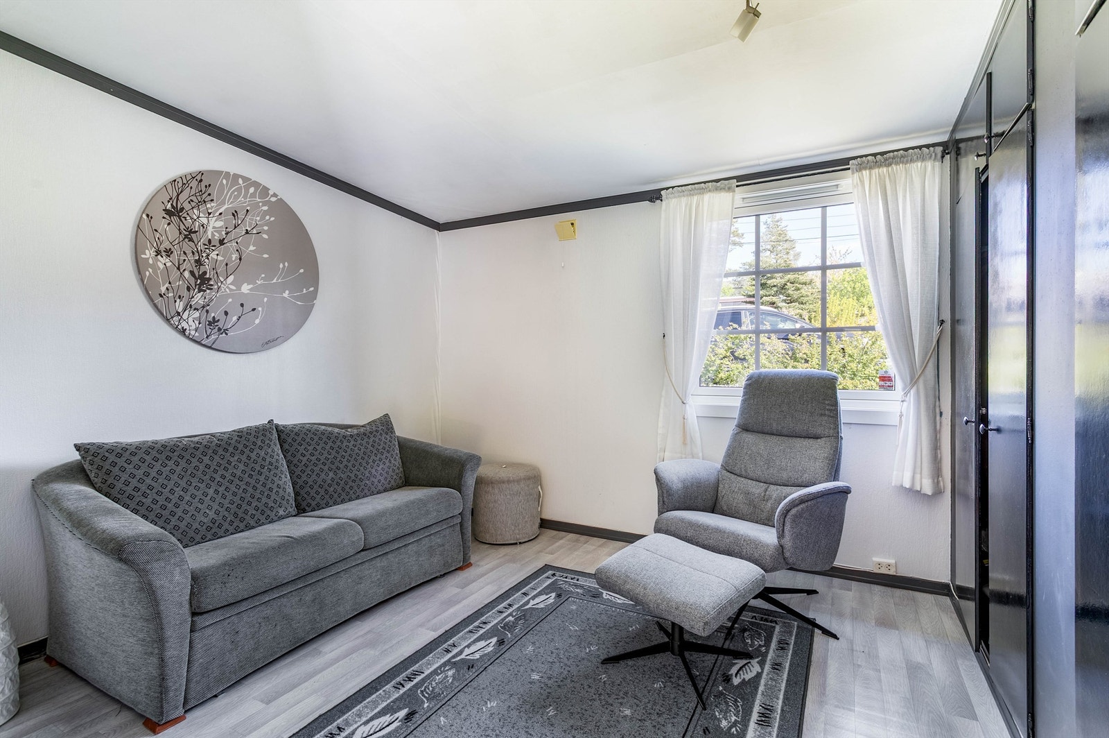 Boligens opprinnelige hovedsoverom er oppmålt til over 11 kvm. og inneholder faste garderobeskap fra byggeåret. Galleribilde