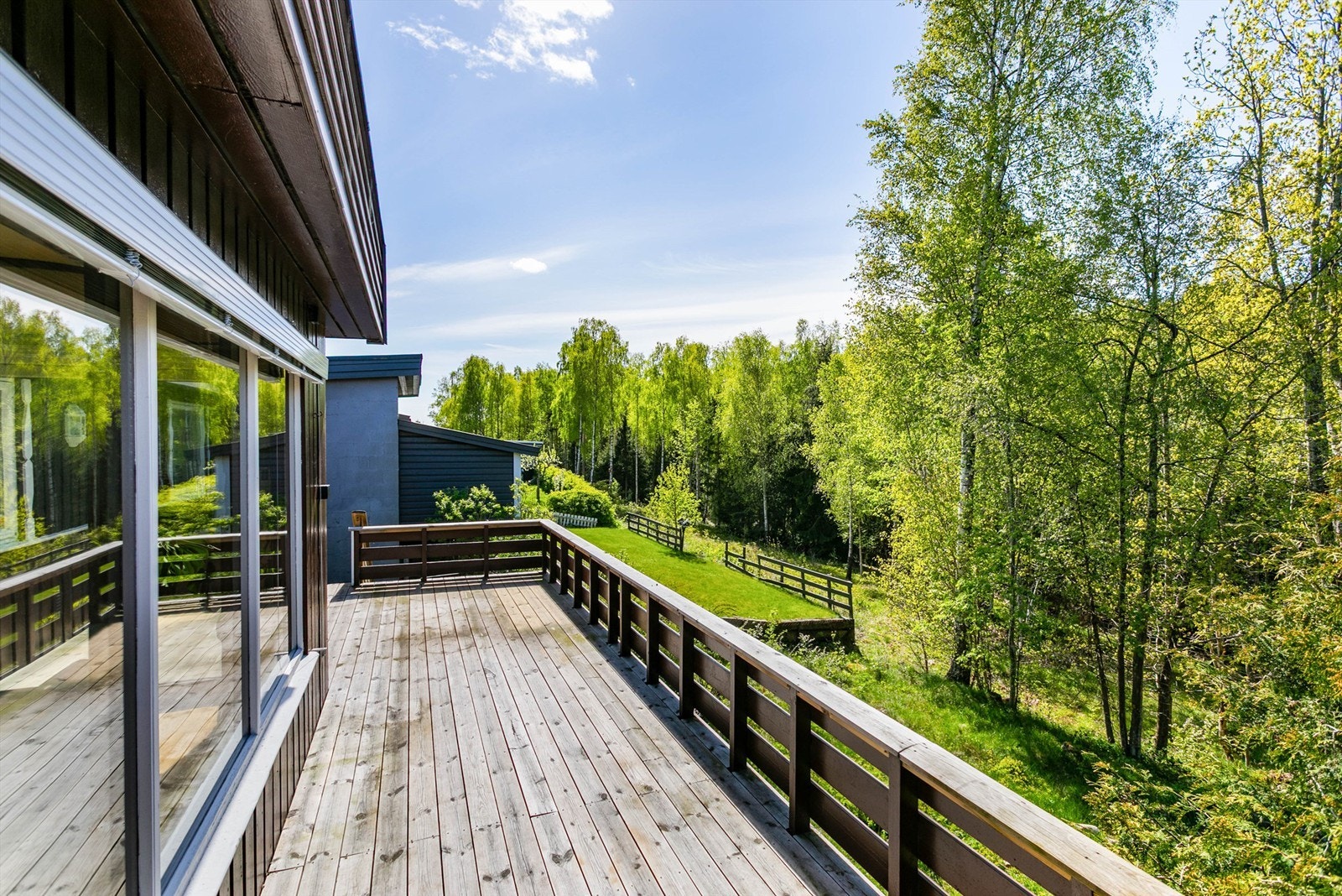 Terrassen er i sommermånedene solfylt det meste av dagen. Galleribilde