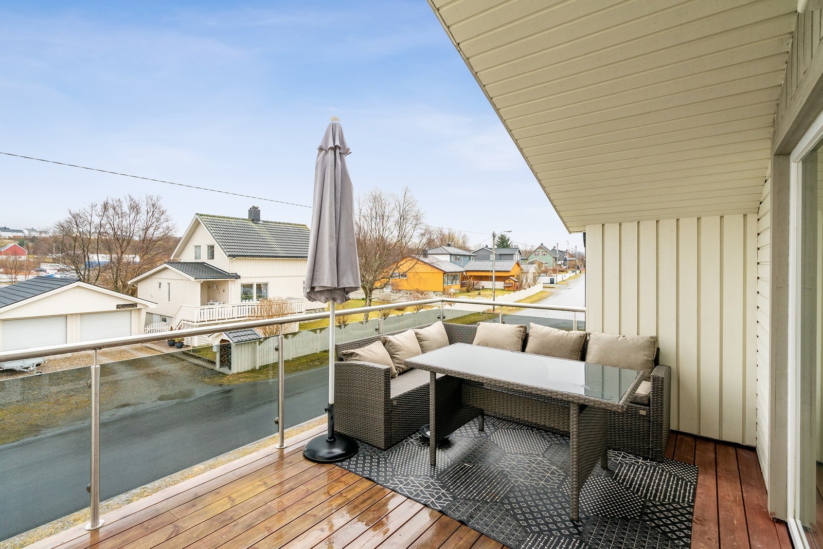 Praktisk overbygg på deler av terrassen er med på å forlenge utesesongen Galleribilde