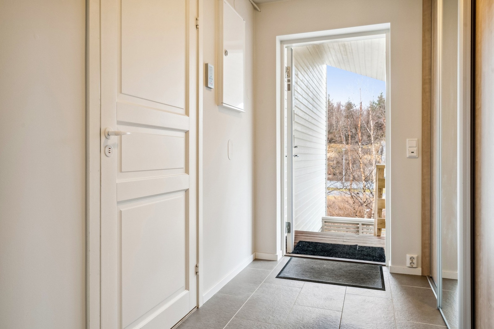 Praktisk skyvedørsgarderobe i tilknytning til entrè Galleribilde