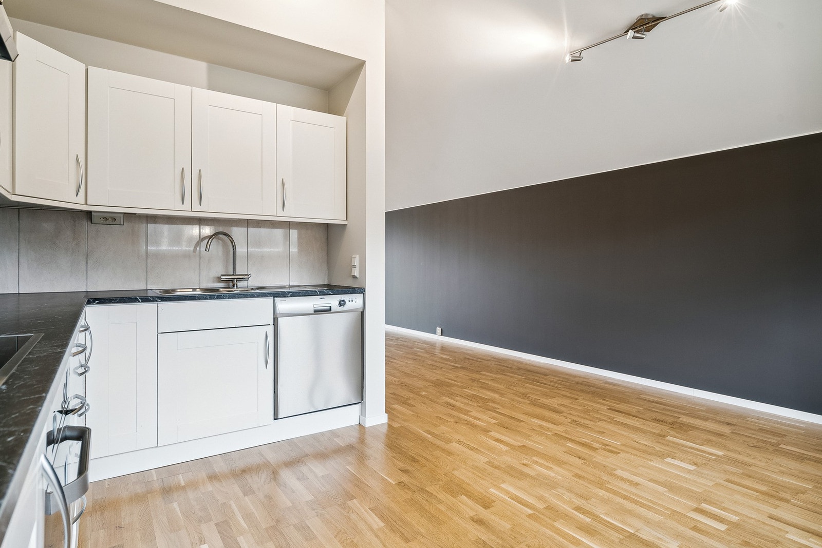 Kjøkkenet har en åpen løsning mot stue Galleribilde