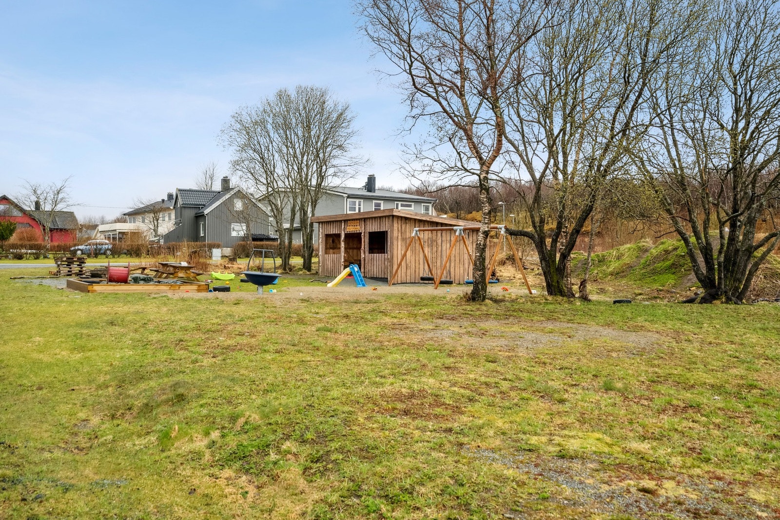 Opparbeidet lekeplass i nærområdet - Legger til rett for sosiale sammenkomster for både små og store Galleribilde