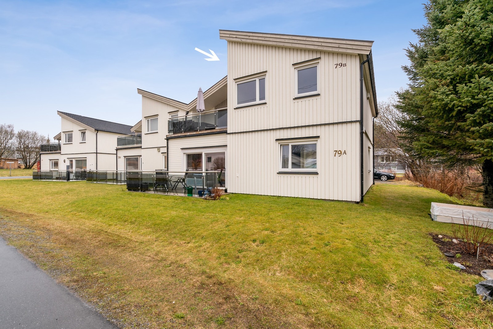 Denne innholdsrike leiligheten har 3 soverom, terrasse, utvendig sportsbod og carport Galleribilde
