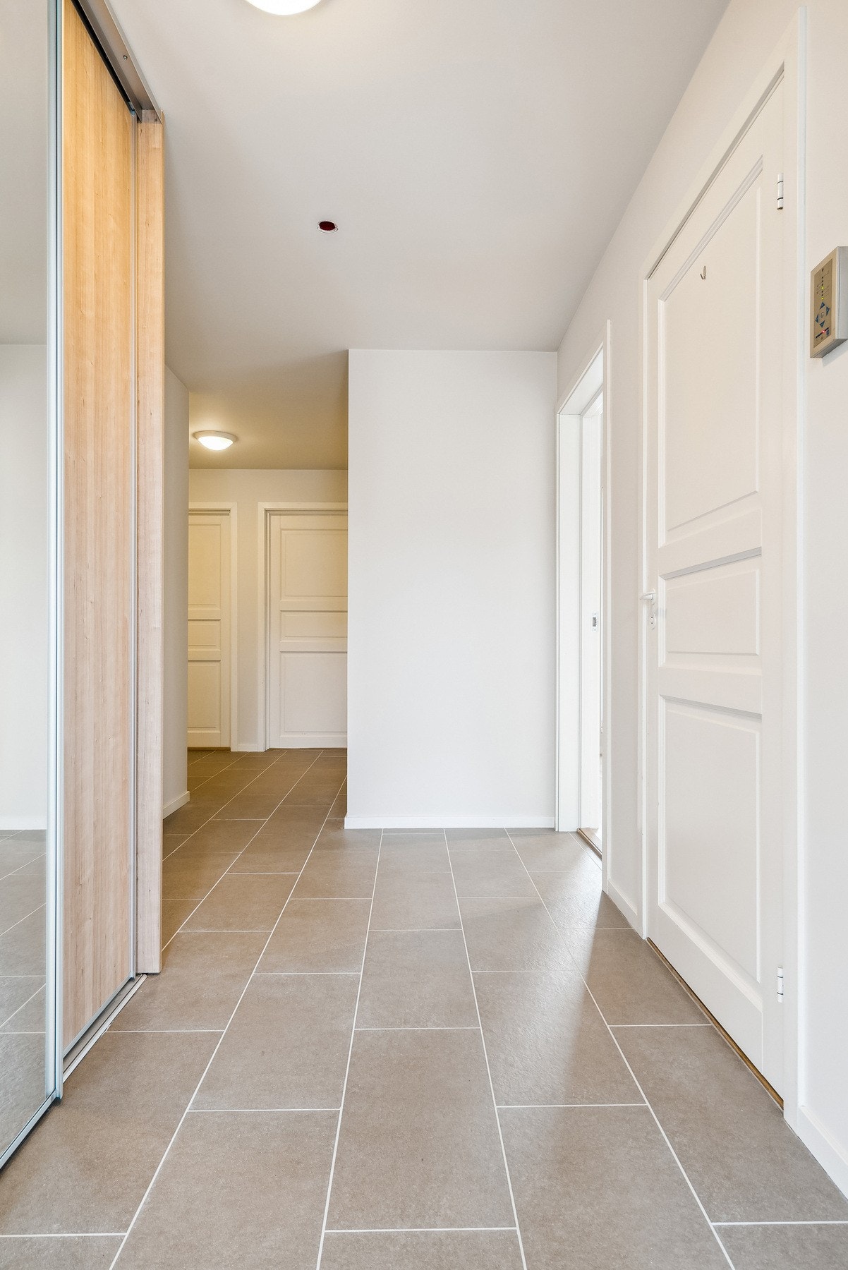 Romslig flislagt entrè med varmekabler i gulv Galleribilde