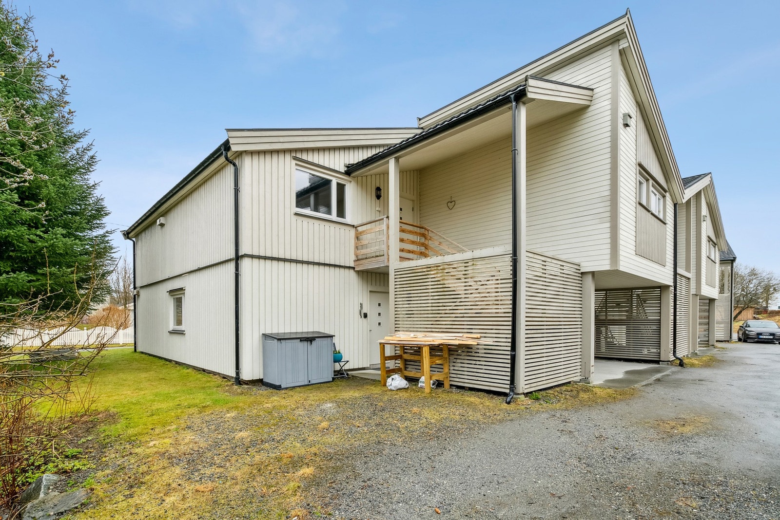 Leiligheten har utvendig trapp opp til inngangsparti Galleribilde