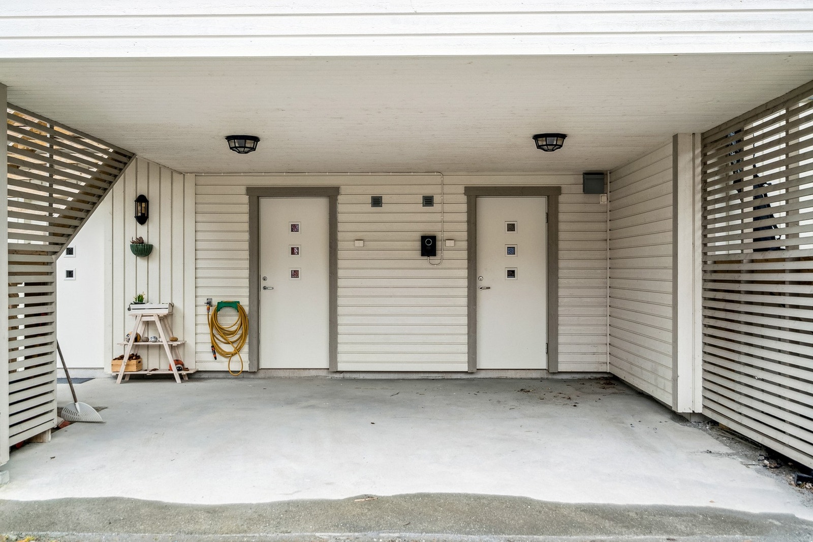 Carport og adkomst til utvendig sportsbod - Elbillader medfølger salget Galleribilde