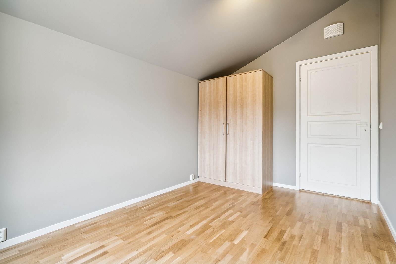 Skråtak på soverom gir ekstra god romfølelse Galleribilde