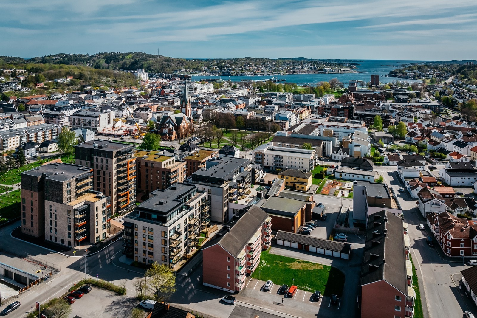 Schanches gate 5 ligger rett i utkanten av Sandefjord sentrum. Det vil si at du kan nyte et litt roligere nabolag enn sentrumskjernen, men allikevel ha alt utenfor døren din bare en liten spasertur unna! Galleribilde
