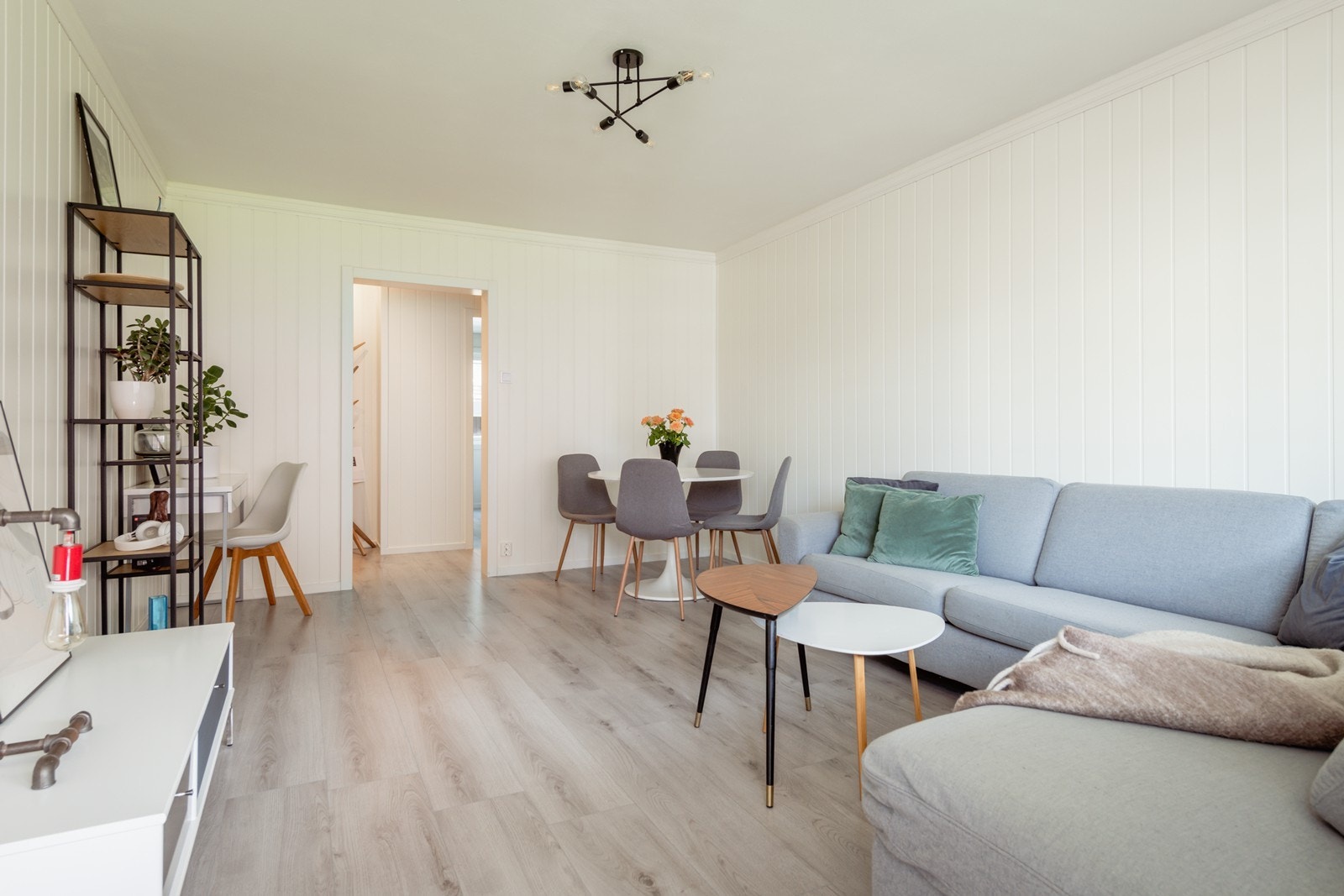Stuen er romslig med godt av plass for både en spisegruppe og et sofa/tv - hjørnet. Galleribilde