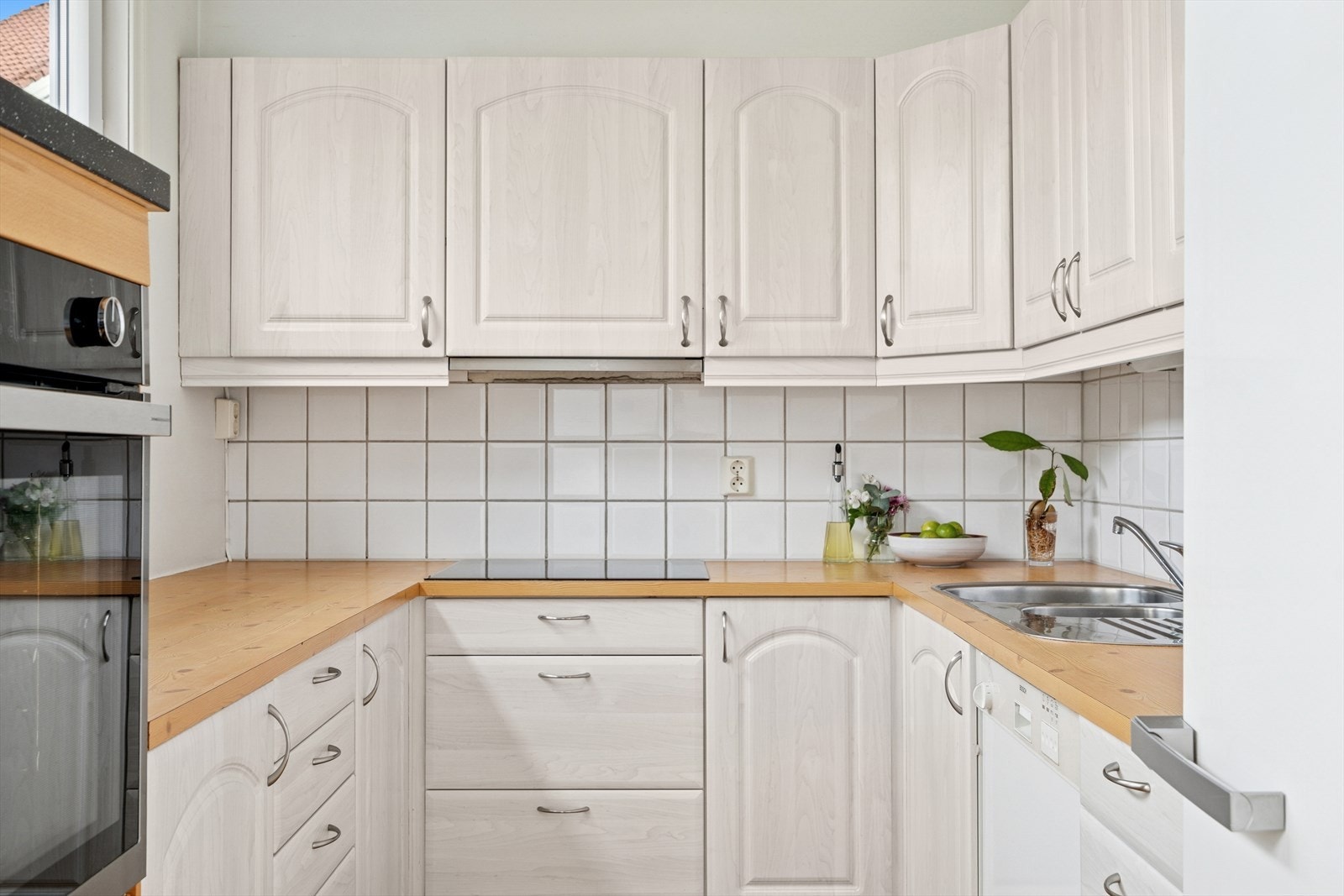 Lyst kjøkken, rikelig med oppbevaring- og benkeplass. Galleribilde