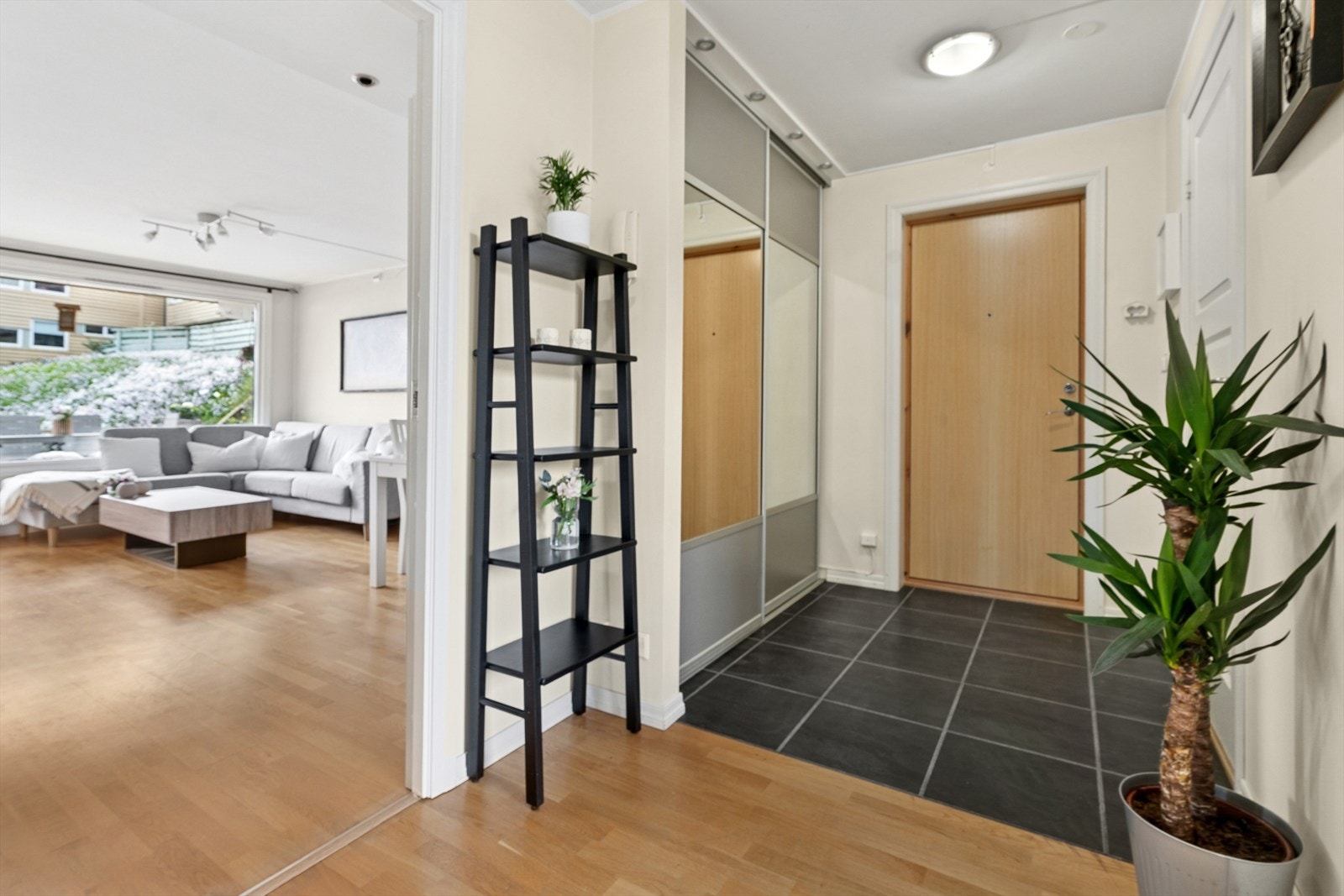 Romslig entrè med garderobeskap. Galleribilde