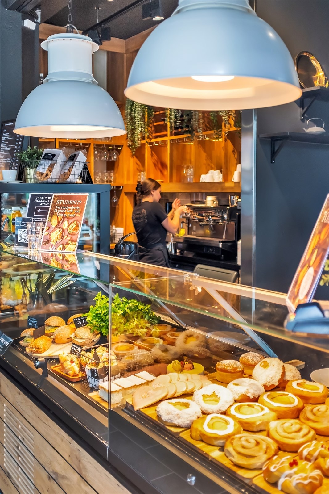 Baker Brun, Bien og Peppes Pizza like ved. Galleribilde