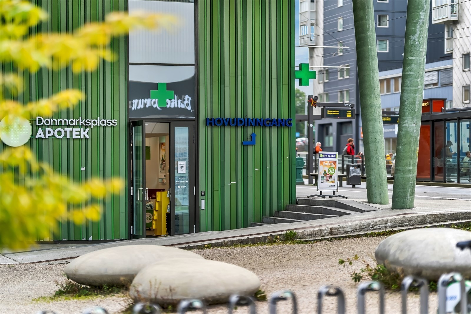 Apotek, Coop Extra, Kiwi og Rema 1000 finner du også på Danmarksplass. Galleribilde
