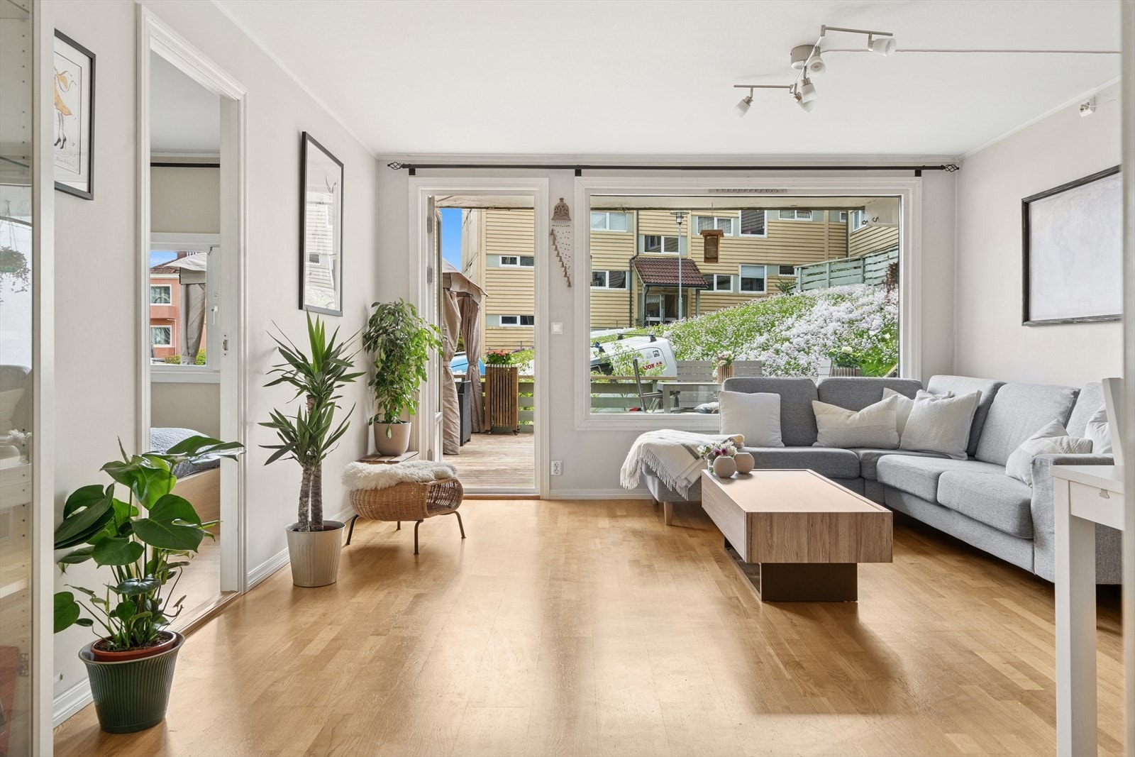 Store vindusflater gir godt med lysinnslipp. Galleribilde