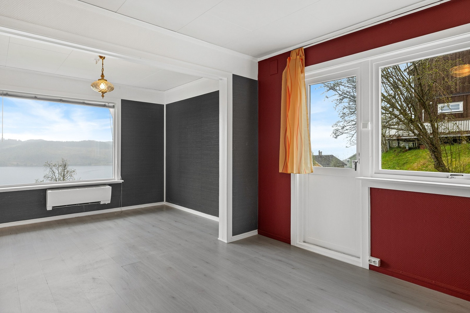 Store vindusoverflater fir rikelig med naturlig lysinslipp. Galleribilde