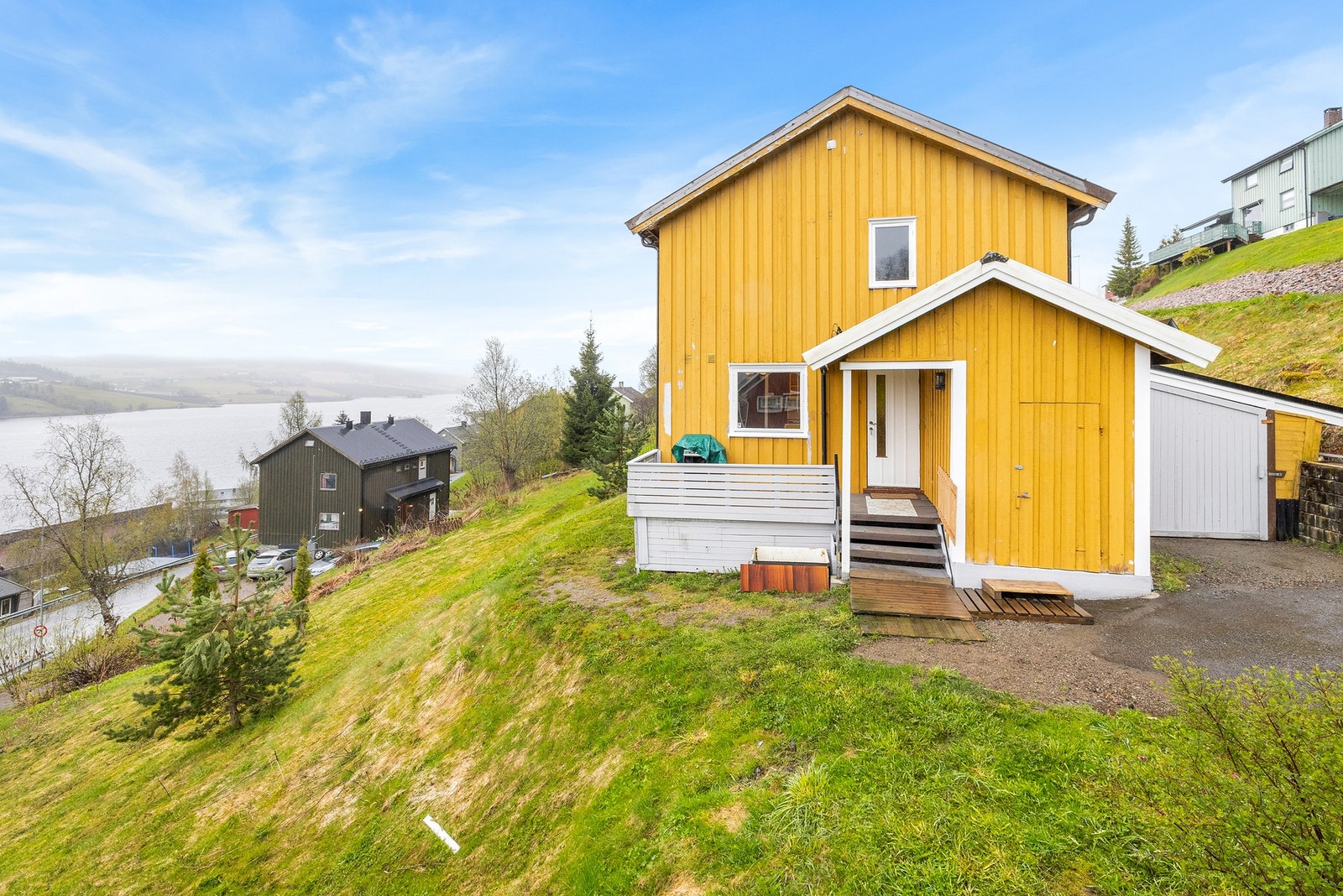 Skrå tomt med opparbeidede plenarealer. Galleribilde