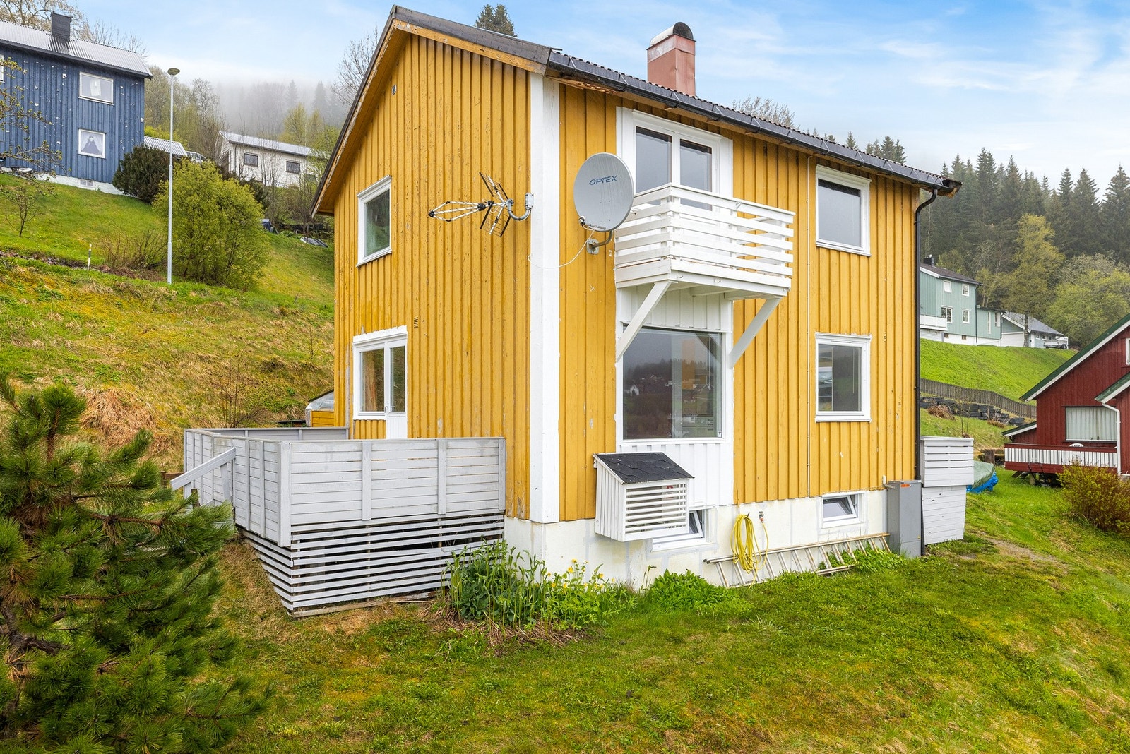 Boligen ligger på et høydedrag, kun få minutter fra Malm sentrum, god utsikt og gode solforhold. Galleribilde